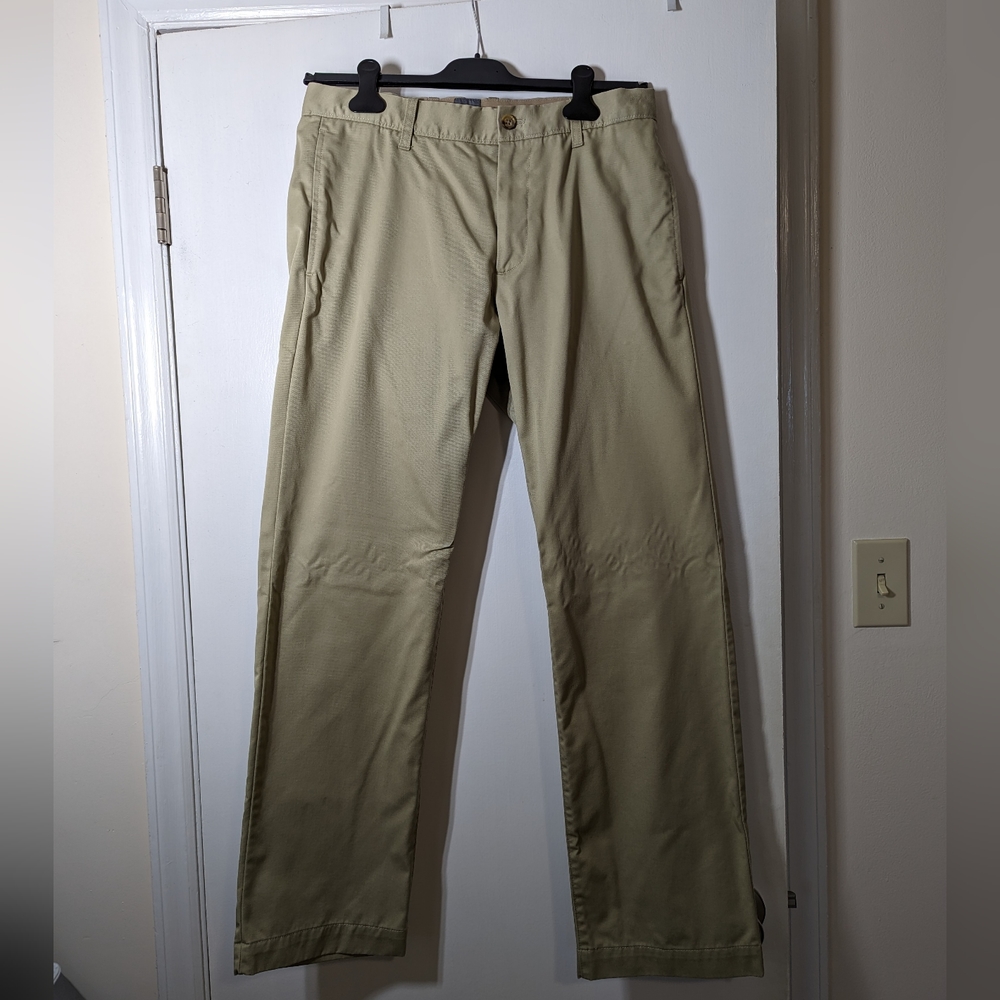 Gap classic khakis 32x32